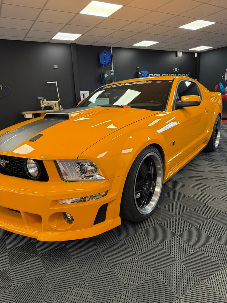 Ford Mustang GT ROUSH orange à L’atelier Renov’Cuir